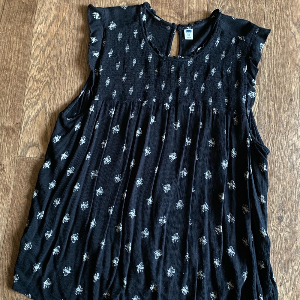 Old Navy Black Sleeveless Floral Smocked Yoke Top